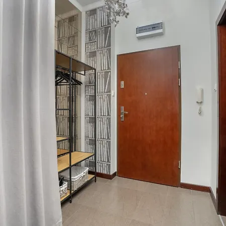 Sunny In The Heart Of Old Town By Renters *