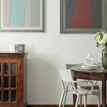 Sunny In The Heart Of Old Town By Renters Appartamento