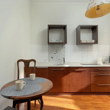 Sunny In The Heart Of Old Town By Renters