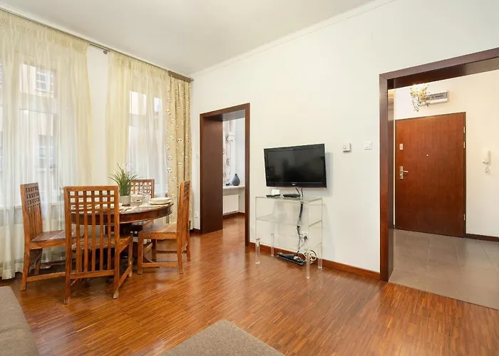 Sunny In The Heart Of Old Town By Renters