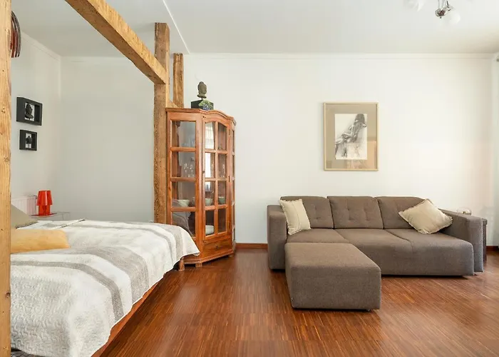 Sunny In The Heart Of Old Town By Renters