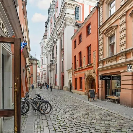 Sunny In The Heart Of Old Town By Renters Apartment *