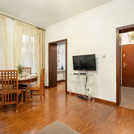 Sunny In The Heart Of Old Town By Renters