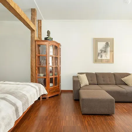 Sunny In The Heart Of Old Town By Renters