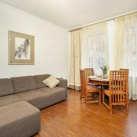 Sunny In The Heart Of Old Town By Renters Apartment