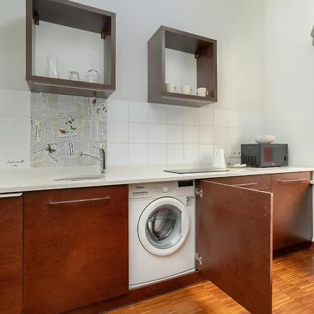 Sunny In The Heart Of Old Town By Renters