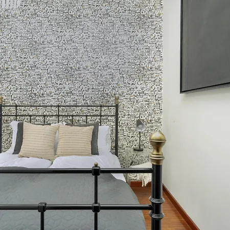 Sunny In The Heart Of Old Town By Renters