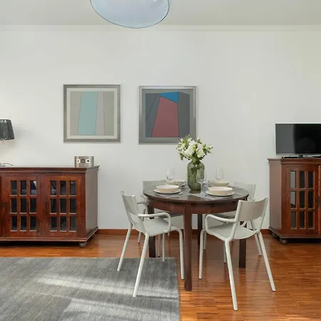 Sunny In The Heart Of Old Town By Renters Apartment *