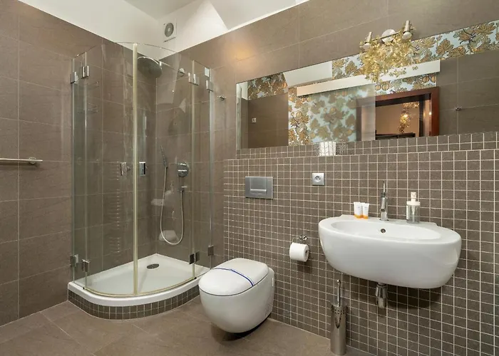 Sunny In The Heart Of Old Town By Renters شقة