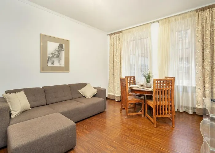 Sunny In The Heart Of Old Town By Renters Apartment