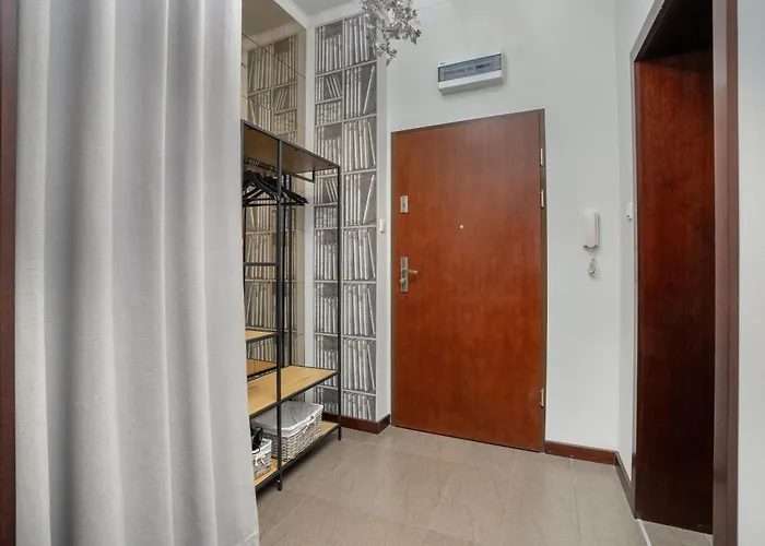 Sunny In The Heart Of Old Town By Renters *