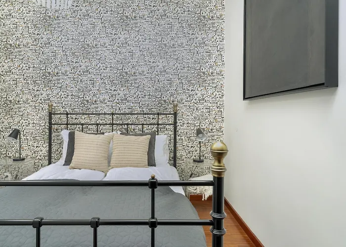 Sunny In The Heart Of Old Town By Renters